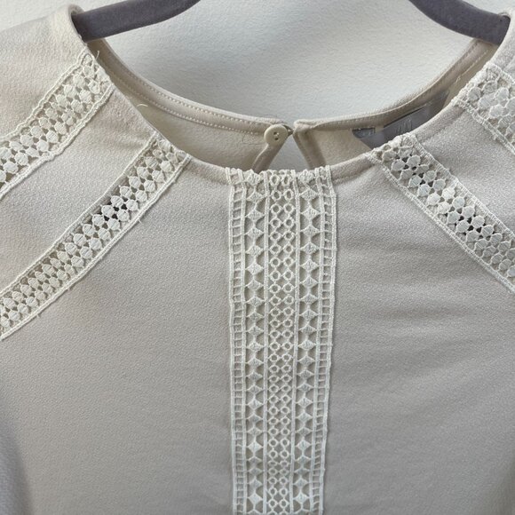 White short sleeve top with lace detailing in size XS - Picture 3 of 8